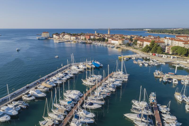 Letecký pohled na historické centrum Poreče a marinu