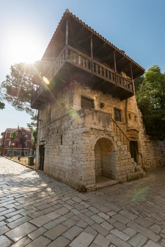 Románský dům v historickém centru Poreče