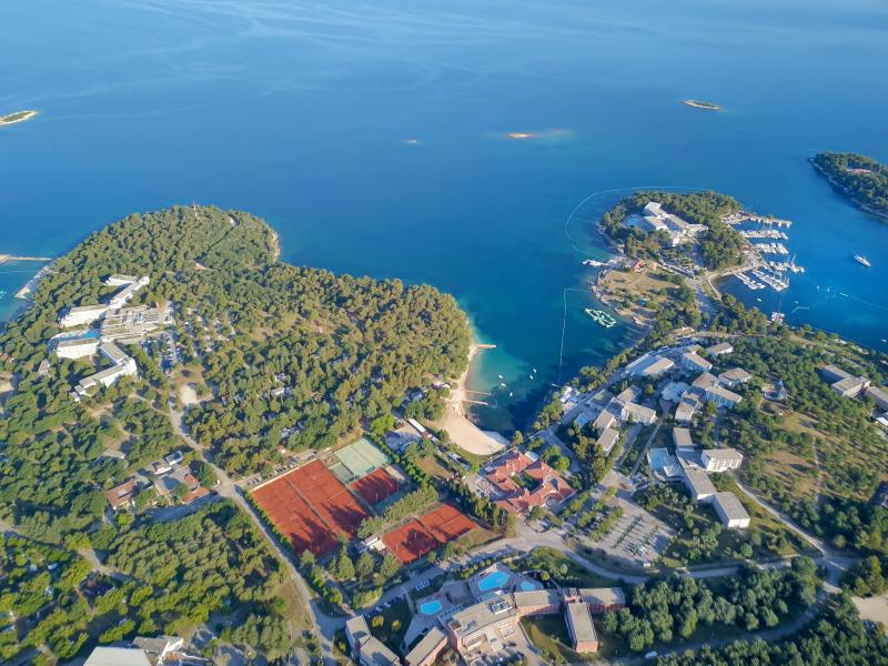 Zátoka Zelena Laguna a zelené pobřeží u Poreče
